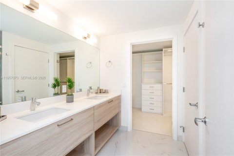 Condominio en alquiler en North Miami Beach, Florida, 3 dormitorios, 144.65 m2 № 2011195 - foto 16