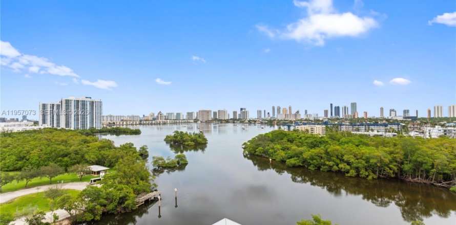 Condominio en North Miami Beach, Florida, 3 dormitorios  № 2011195