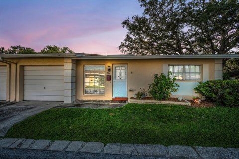 House in Dunedin, Florida 2 bedrooms, 92.81 sq.m. № 1856532 - photo 1