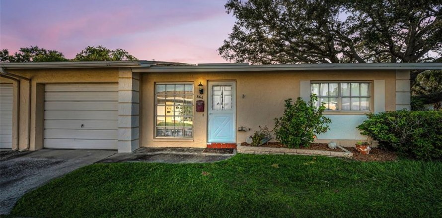 House in Dunedin, Florida 2 bedrooms, 92.81 sq.m. № 1856532