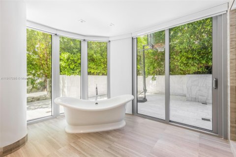 Condo in Miami Beach, Florida, 5 bedrooms  № 1973735 - photo 24