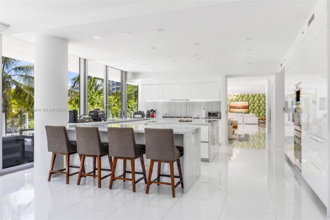 Condo in Miami Beach, Florida, 5 bedrooms  № 1973735 - photo 13