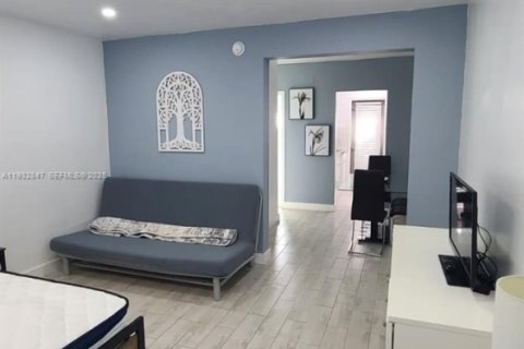 Снять в аренду кондоминиум в Майами-Бич, Флорида 55.74м2, № 1991679 - фото 1