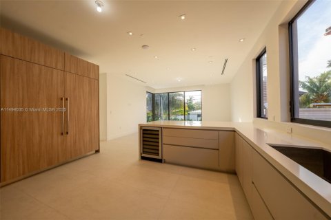 House in Key Biscayne, Florida 5 bedrooms, 371.89 sq.m. № 1860925 - photo 8