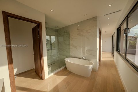 House in Key Biscayne, Florida 5 bedrooms, 371.89 sq.m. № 1860925 - photo 19