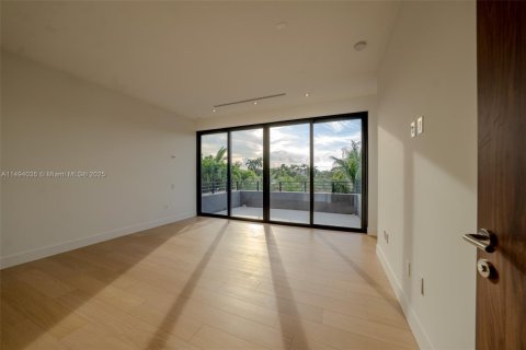 House in Key Biscayne, Florida 5 bedrooms, 371.89 sq.m. № 1860925 - photo 17