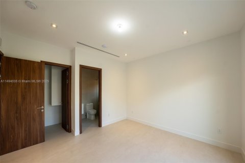 House in Key Biscayne, Florida 5 bedrooms, 371.89 sq.m. № 1860925 - photo 12