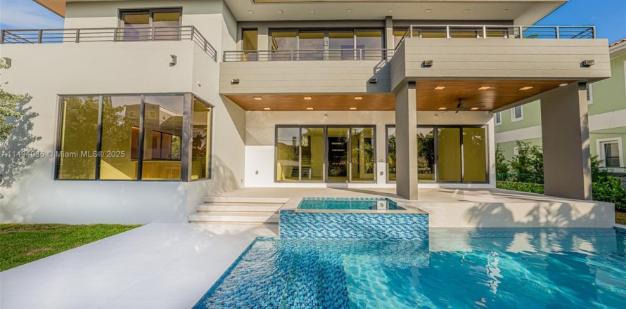 House in Key Biscayne, Florida 5 bedrooms, 371.89 sq.m. № 1860925