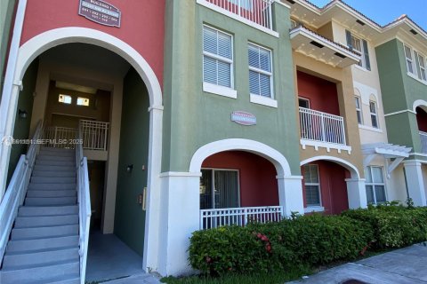 Copropriété à louer à Doral, Floride: 3 chambres, 121.89 m2 № 2056789 - photo 1