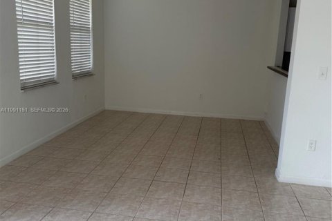 Снять в аренду кондоминиум в Дорал, Флорида 3 спальни, 121.89м2, № 2056789 - фото 4