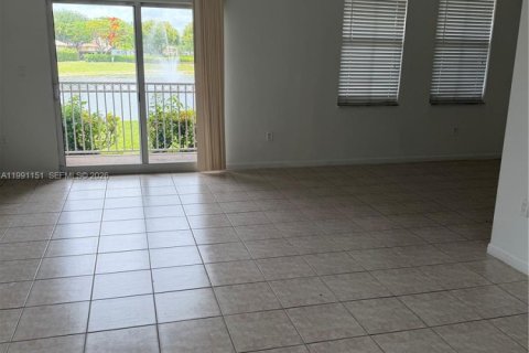 Снять в аренду кондоминиум в Дорал, Флорида 3 спальни, 121.89м2, № 2056789 - фото 3