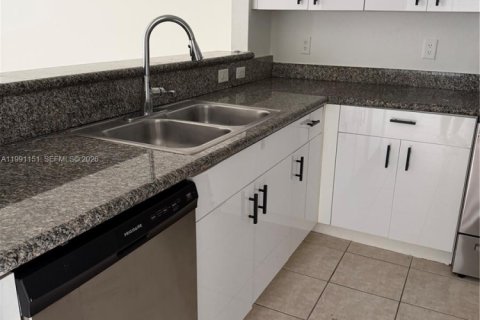 Снять в аренду кондоминиум в Дорал, Флорида 3 спальни, 121.89м2, № 2056789 - фото 5