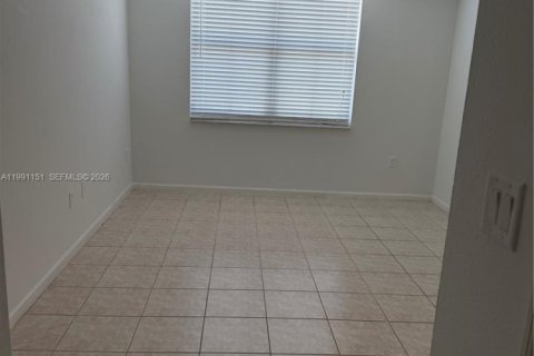 Снять в аренду кондоминиум в Дорал, Флорида 3 спальни, 121.89м2, № 2056789 - фото 8
