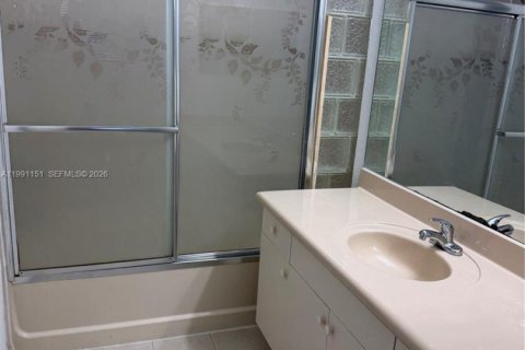 Снять в аренду кондоминиум в Дорал, Флорида 3 спальни, 121.89м2, № 2056789 - фото 9