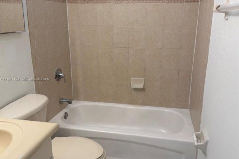 Снять в аренду кондоминиум в Дорал, Флорида 3 спальни, 121.89м2, № 2056789 - фото 11