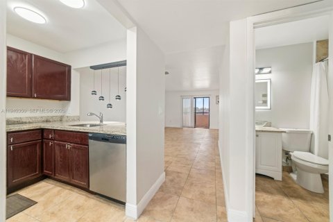 Condominio en alquiler en Miami, Florida, 2 dormitorios, 88.81 m2 № 2088617 - foto 1