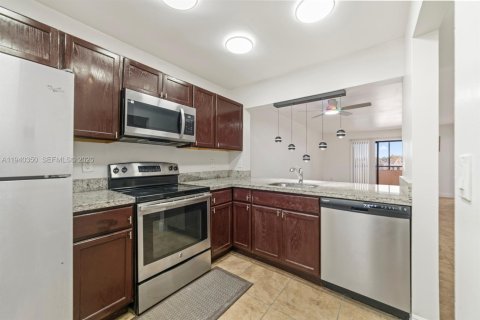 Condominio en alquiler en Miami, Florida, 2 dormitorios, 88.81 m2 № 2088617 - foto 2