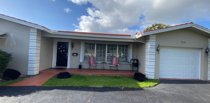 House in Plantation, Florida 2 bedrooms, 175.77 sq.m. № 1163019