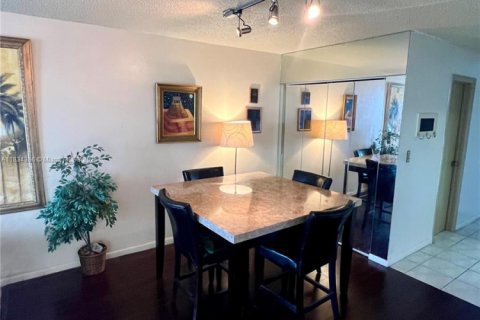 Condo in North Miami, Florida, 1 bedroom  № 1817670 - photo 3