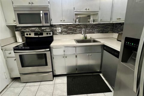 Condo in North Miami, Florida, 1 bedroom  № 1817670 - photo 4