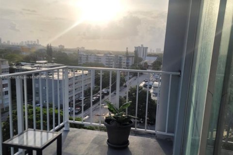 Condo in North Miami, Florida, 1 bedroom  № 1817670 - photo 14
