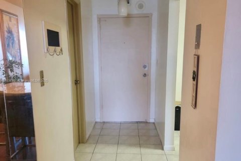 Condo in North Miami, Florida, 1 bedroom  № 1817670 - photo 7