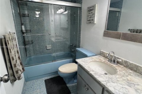 Condo in North Miami, Florida, 1 bedroom  № 1817670 - photo 11