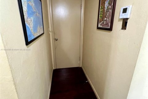 Condo in North Miami, Florida, 1 bedroom  № 1817670 - photo 8