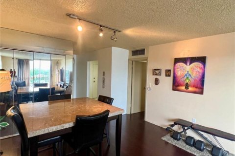 Condo in North Miami, Florida, 1 bedroom  № 1817670 - photo 6