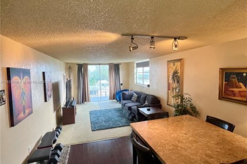 Condo in North Miami, Florida, 1 bedroom  № 1817670 - photo 2