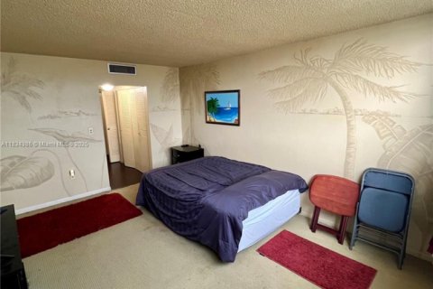 Condo in North Miami, Florida, 1 bedroom  № 1817670 - photo 10