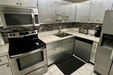 Condo in North Miami, Florida, 1 bedroom  № 1817670 - photo 5