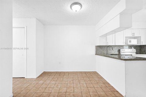 Condominio en venta en Miami Beach, Florida, 1 dormitorio, 61.97 m2 № 2002863 - foto 10