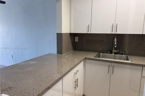 Снять в аренду кондоминиум в Хайалиа, Флорида 2 спальни, 82.68м2, № 2050893 - фото 3