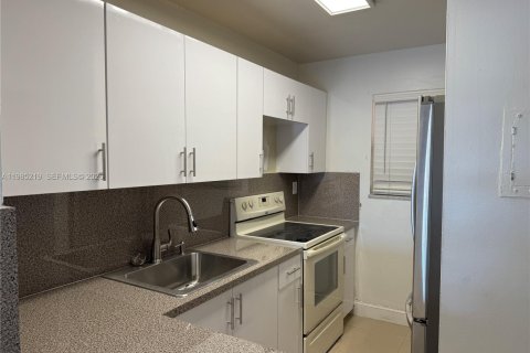 Снять в аренду кондоминиум в Хайалиа, Флорида 2 спальни, 82.68м2, № 2050893 - фото 4