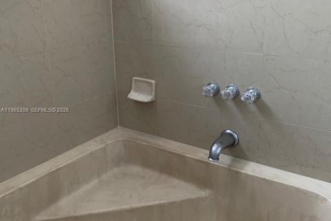 House in Miami, Florida 4 bedrooms, 199.93 sq.m. № 2027799 - photo 15