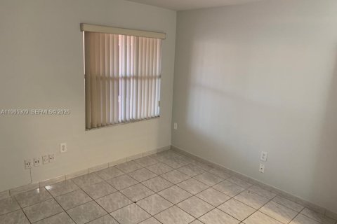 House in Miami, Florida 4 bedrooms, 199.93 sq.m. № 2027799 - photo 10