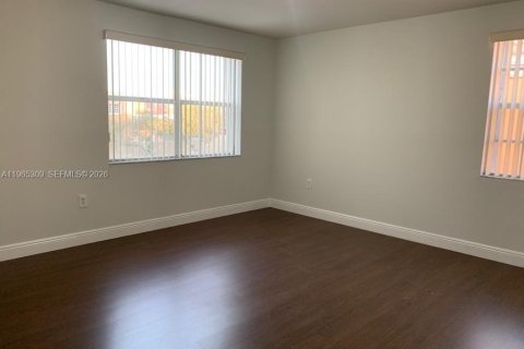 House in Miami, Florida 4 bedrooms, 199.93 sq.m. № 2027799 - photo 16