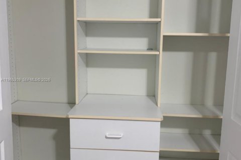 House in Miami, Florida 4 bedrooms, 199.93 sq.m. № 2027799 - photo 20