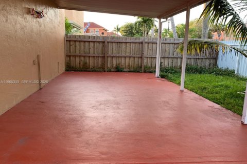 House in Miami, Florida 4 bedrooms, 199.93 sq.m. № 2027799 - photo 23
