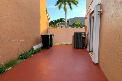 House in Miami, Florida 4 bedrooms, 199.93 sq.m. № 2027799 - photo 22