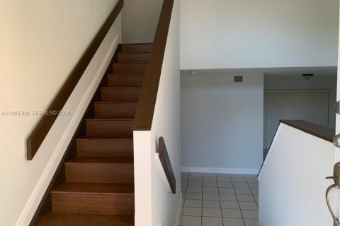 House in Miami, Florida 4 bedrooms, 199.93 sq.m. № 2027799 - photo 4