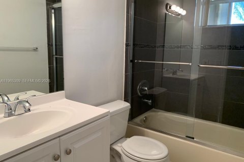 House in Miami, Florida 4 bedrooms, 199.93 sq.m. № 2027799 - photo 19