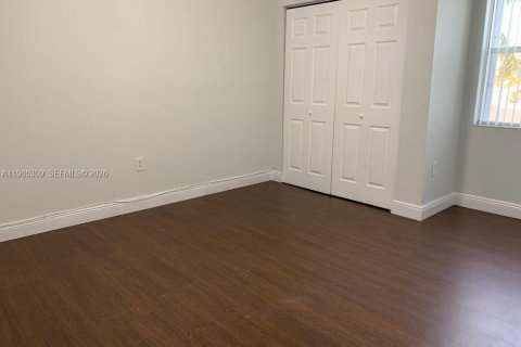 House in Miami, Florida 4 bedrooms, 199.93 sq.m. № 2027799 - photo 18