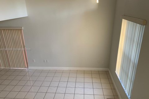 House in Miami, Florida 4 bedrooms, 199.93 sq.m. № 2027799 - photo 8