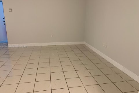 House in Miami, Florida 4 bedrooms, 199.93 sq.m. № 2027799 - photo 11