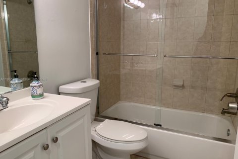 House in Miami, Florida 4 bedrooms, 199.93 sq.m. № 2027799 - photo 14