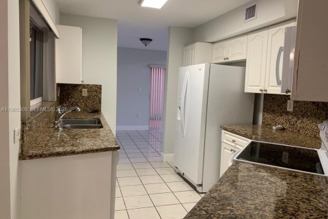 House in Miami, Florida 4 bedrooms, 199.93 sq.m. № 2027799 - photo 5