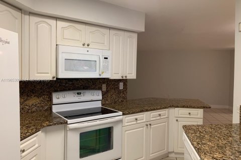 House in Miami, Florida 4 bedrooms, 199.93 sq.m. № 2027799 - photo 7