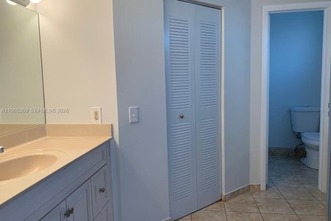 House in Miami, Florida 4 bedrooms, 199.93 sq.m. № 2027799 - photo 12